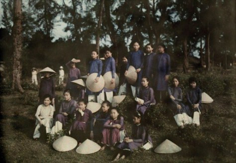 Áo dài lần đầu tiên xuất hiện vào thời chúa Nguyễn Phúc Khoát, tức Chúa Vũ (1738 - 1765). Vào thời kỳ này, chiếc áo dài được lấy cảm hứng từ mẫu áo dài của người Chàm với chiếc áo tứ thân. Lúc này, áo dài chưa được chọn làm đồng phục của nữ sinh mà chỉ là trang phục của phụ nữ nói chung. >> CHÙM ẢNH: NỮ SINH ĐẸP RẠNG NGỜI NGÀY KHAI GIẢNG >> NHỮNG VĨ NHÂN CỨNG ĐẦU, PHẢN KHÁNG LÀM THAY ĐỔI THẾ GIỚI Áo dài lần đầu tiên xuất hiện vào thời chúa Nguyễn Phúc Khoát, tức Chúa Vũ (1738 - 1765). Vào thời kỳ này, chiếc áo dài được lấy cảm hứng từ mẫu áo dài của người Chàm với chiếc áo tứ thân. Lúc này, áo dài chưa được chọn làm đồng phục của nữ sinh mà chỉ là trang phục của phụ nữ nói chung. >> CHÙM ẢNH: NỮ SINH ĐẸP RẠNG NGỜI NGÀY KHAI GIẢNG >> NHỮNG VĨ NHÂN CỨNG ĐẦU, PHẢN KHÁNG LÀM THAY ĐỔI THẾ GIỚI