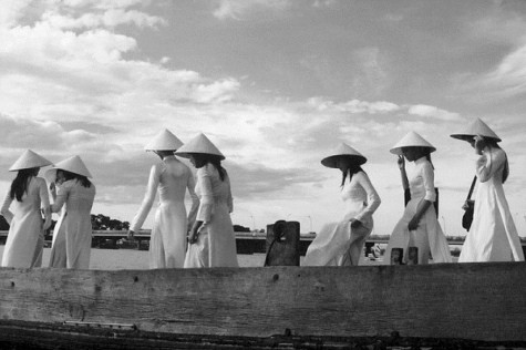 Vào thập niên 70 và 80, khác với những chiếc áo dài thông thường, áo dài nữ sinh được may theo lối mini-giác-lăng, tức là cách tân từ bộ áo dài giác-lăng ra đời năm 1960 của nhà may Dung ở Dakao, Sài Gòn. Theo đó, áo dài nữ sinh được may với tà áo cao, gọn ghẽ, quần ống rộng lòa xòa phủ kín đôi chân đi kèm với guốc mộc. Xu thế áo dài này được đông đảo nữ sinh Sài Gòn ưa chuộng cho tới trước tháng 4 năm 1975. >> CHÙM ẢNH: NỮ SINH ĐẸP RẠNG NGỜI NGÀY KHAI GIẢNG >> NHỮNG VĨ NHÂN CỨNG ĐẦU, PHẢN KHÁNG LÀM THAY ĐỔI THẾ GIỚI Vào thập niên 70 và 80, khác với những chiếc áo dài thông thường, áo dài nữ sinh được may theo lối mini-giác-lăng, tức là cách tân từ bộ áo dài giác-lăng ra đời năm 1960 của nhà may Dung ở Dakao, Sài Gòn. Theo đó, áo dài nữ sinh được may với tà áo cao, gọn ghẽ, quần ống rộng lòa xòa phủ kín đôi chân đi kèm với guốc mộc. Xu thế áo dài này được đông đảo nữ sinh Sài Gòn ưa chuộng cho tới trước tháng 4 năm 1975. >> CHÙM ẢNH: NỮ SINH ĐẸP RẠNG NGỜI NGÀY KHAI GIẢNG >> NHỮNG VĨ NHÂN CỨNG ĐẦU, PHẢN KHÁNG LÀM THAY ĐỔI THẾ GIỚI