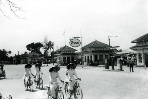 Các nữ sinh mặc áo dài trắng, đạp xe tới trường là hình ảnh lãng mạn, không hề hiếm thấy trong những năm đầu thập niên 70. >> CHÙM ẢNH: NỮ SINH ĐẸP RẠNG NGỜI NGÀY KHAI GIẢNG >> NHỮNG VĨ NHÂN CỨNG ĐẦU, PHẢN KHÁNG LÀM THAY ĐỔI THẾ GIỚI Các nữ sinh mặc áo dài trắng, đạp xe tới trường là hình ảnh lãng mạn, không hề hiếm thấy trong những năm đầu thập niên 70. >> CHÙM ẢNH: NỮ SINH ĐẸP RẠNG NGỜI NGÀY KHAI GIẢNG >> NHỮNG VĨ NHÂN CỨNG ĐẦU, PHẢN KHÁNG LÀM THAY ĐỔI THẾ GIỚI