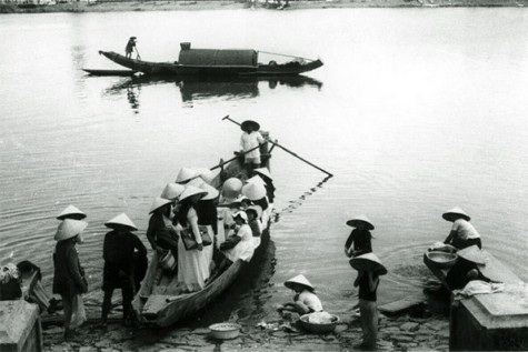 Trong giai đoạn 1975 - 1979, nữ sinh không còn mặc áo dài nhiều như trước nữa. Mãi tới tận thập niên 80, phong trào đưa áo dài trắng vào nhà trường làm đồng phục mới được khôi phục, bắt đầu từ tỉnh Cà Mau. >> CHÙM ẢNH: NỮ SINH ĐẸP RẠNG NGỜI NGÀY KHAI GIẢNG >> NHỮNG VĨ NHÂN CỨNG ĐẦU, PHẢN KHÁNG LÀM THAY ĐỔI THẾ GIỚI Trong giai đoạn 1975 - 1979, nữ sinh không còn mặc áo dài nhiều như trước nữa. Mãi tới tận thập niên 80, phong trào đưa áo dài trắng vào nhà trường làm đồng phục mới được khôi phục, bắt đầu từ tỉnh Cà Mau. >> CHÙM ẢNH: NỮ SINH ĐẸP RẠNG NGỜI NGÀY KHAI GIẢNG >> NHỮNG VĨ NHÂN CỨNG ĐẦU, PHẢN KHÁNG LÀM THAY ĐỔI THẾ GIỚI