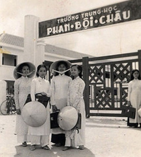 Khi những trường học chữ Quốc ngữ đầu tiên thành lập tại Sài Gòn và một số tỉnh Nam Bộ, áo dài mới bắt đầu được chú ý và dần trở thành đồng phục nữ sinh. Người thời đó nhận xét rằng, áo dài tôn lên vẻ đẹp ngây thơ, trong sáng và hồn nhiên của nữ sinh Việt. >> CHÙM ẢNH: NỮ SINH ĐẸP RẠNG NGỜI NGÀY KHAI GIẢNG >> NHỮNG VĨ NHÂN CỨNG ĐẦU, PHẢN KHÁNG LÀM THAY ĐỔI THẾ GIỚI Khi những trường học chữ Quốc ngữ đầu tiên thành lập tại Sài Gòn và một số tỉnh Nam Bộ, áo dài mới bắt đầu được chú ý và dần trở thành đồng phục nữ sinh. Người thời đó nhận xét rằng, áo dài tôn lên vẻ đẹp ngây thơ, trong sáng và hồn nhiên của nữ sinh Việt. >> CHÙM ẢNH: NỮ SINH ĐẸP RẠNG NGỜI NGÀY KHAI GIẢNG >> NHỮNG VĨ NHÂN CỨNG ĐẦU, PHẢN KHÁNG LÀM THAY ĐỔI THẾ GIỚI