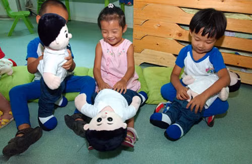 Các bé Trung Quốc trong giờ giáo dục giới tính với búp bê