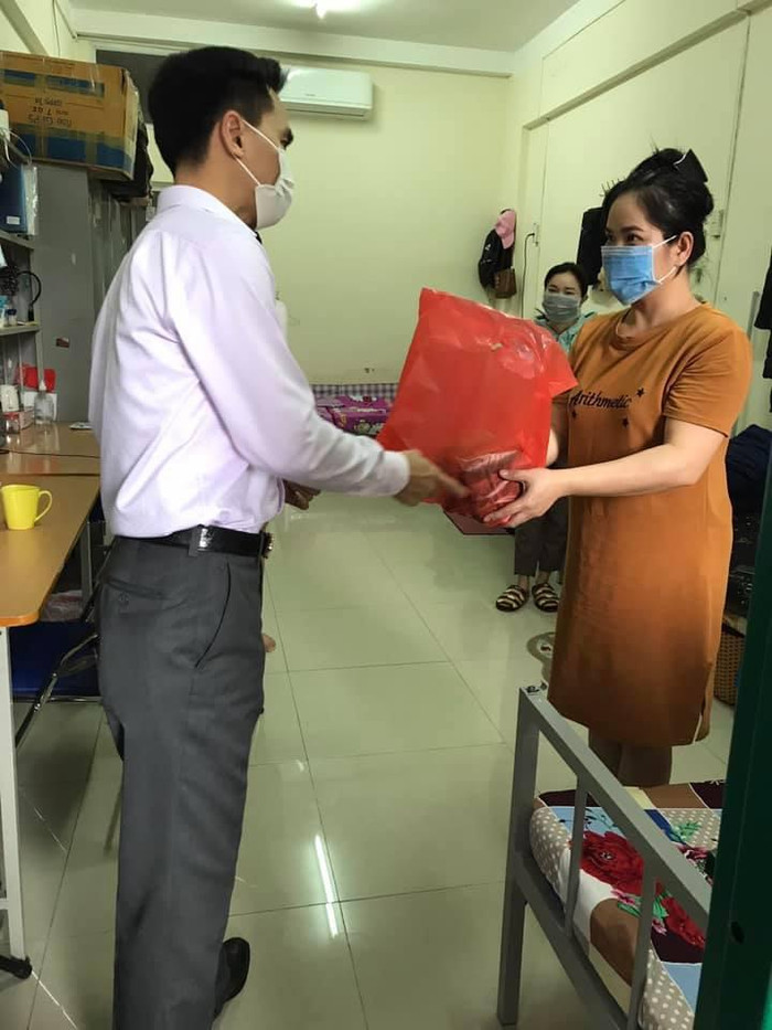 Những chiếc bánh chưng nóng hổi do chính tay những du học sinh nước ngoài gói đã được Ban quản lý ký túc xá Mễ Trì (Hà Nội) trao tặng lại cho sinh viên từng phòng. Ảnh: Ông Nguyễn Đại Thắng cung cấp Những chiếc bánh chưng nóng hổi do chính tay những du học sinh nước ngoài gói đã được Ban quản lý ký túc xá Mễ Trì (Hà Nội) trao tặng lại cho sinh viên từng phòng. Ảnh: Ông Nguyễn Đại Thắng cung cấp