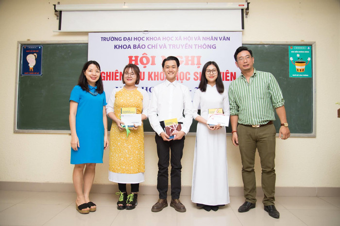 Viện trưởng Viện Đào tạo Báo chí và Truyền thông, Phó Giáo sư, Tiến sĩ Đặng Thị Thu Hương (ngoài cùng bên trái) trao giải cho giải nhất cá nhân và nhóm tác giả đạt giải nhất nghiên cứu khoa học sinh viên năm 2017-2018. Ảnh tư liệu: Viện Đào tạo Báo chí và Truyền thông cung cấp.