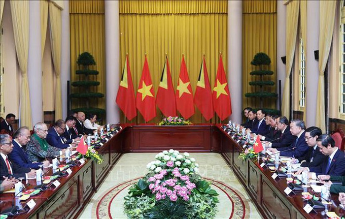 Hai nhà lãnh đạo bày tỏ hài lòng về những bước tiến đáng ghi nhận của quan hệ song phương: Ảnh: TTXVN vnapotalchutichnuoctolamhoidamvoitongthongtimor-lestestand-3-17224816956321941647956.jpg