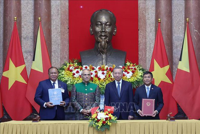 Hai nhà lãnh đạo chứng kiến lễ ký Hiệp định miễn thị thực song phương cho người mang hộ chiếu ngoại giao, hộ chiếu công vụ. Ảnh: TTXVN hoi-dam-010820244-17224907811701979803836.jpg