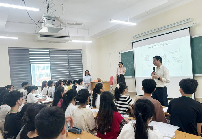 Hiệu trưởng Trường Đại học Giáo dục GS.TS. Nguyễn Quý Thanh gặp mặt sinh viên trong ngày đầu nhập học. DH giao duc.jpg