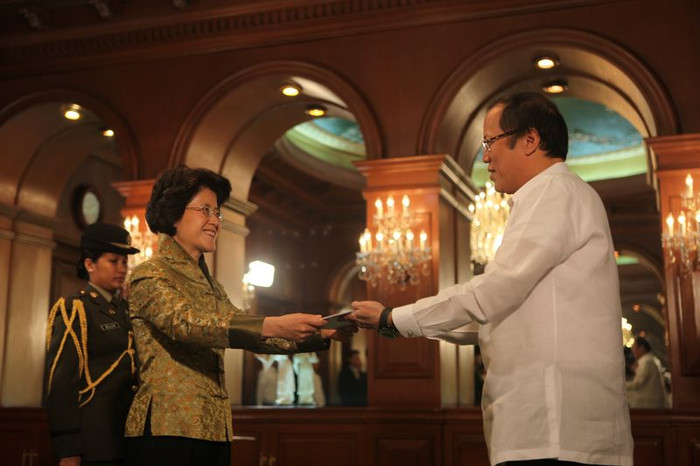 Đại sứ Trung Quốc tại Philippines Mã Khắc Khanh trong buổi trình quốc thư nhậm chức Đại sứ Trung Quốc tại Philippines Mã Khắc Khanh trong buổi trình quốc thư nhậm chức