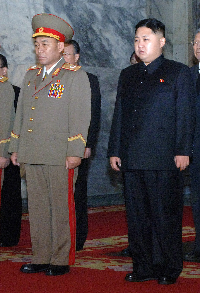 Bên cạnh tân lãnh đạo Kim Jong-un trong lễ tang cố Chủ tịch Kim Jong-il Bên cạnh tân lãnh đạo Kim Jong-un trong lễ tang cố Chủ tịch Kim Jong-il