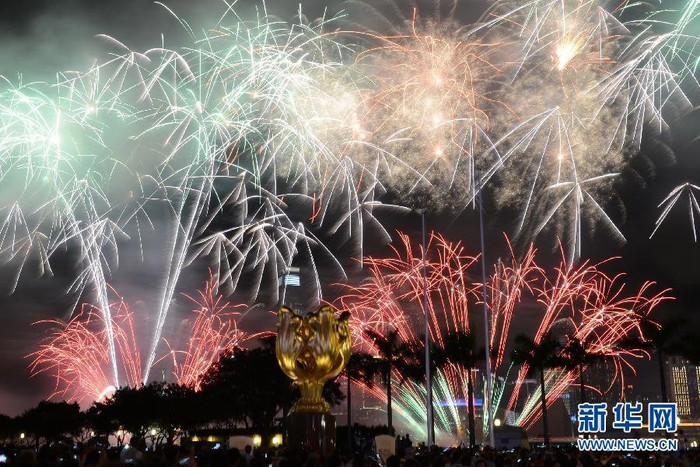 Màn pháo hoa thắp sáng bầu trời cảng Victoria Màn pháo hoa thắp sáng bầu trời cảng Victoria