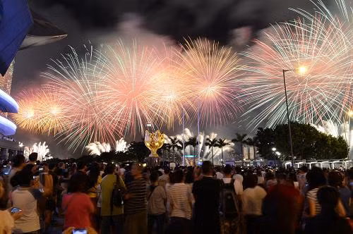 Rực sáng bầu trời đêm