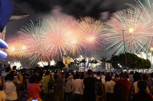 Rực sáng bầu trời đêm Rực sáng bầu trời đêm