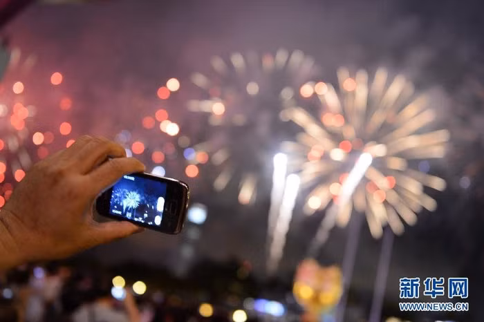 Dùng điện thoại ghi lại khoảnh khắc đẹp