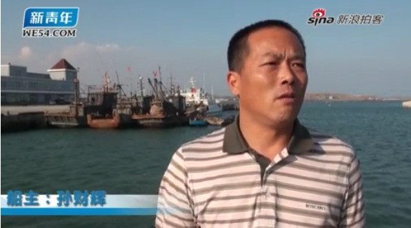 Cách đây không lâu, Bắc Triều Tiên cũng từng bắt giữ các tàu cá Trung Quốc khi ngư dân nước này ngang nhiên xâm phạm và đánh bắt trái phép trong vùng biển chủ quyền của Bình Nhưỡng. Nhưng phía Trung Quốc đã gây sức ép buộc Bình Nhưỡng phải thả ngư dân và tàu cá của họ (ảnh: chủ tàu Trung Quốc có tàu cá bị phía Bắc Triều Tiên bắt giữ trả lời phỏng vấn) Cách đây không lâu, Bắc Triều Tiên cũng từng bắt giữ các tàu cá Trung Quốc khi ngư dân nước này ngang nhiên xâm phạm và đánh bắt trái phép trong vùng biển chủ quyền của Bình Nhưỡng. Nhưng phía Trung Quốc đã gây sức ép buộc Bình Nhưỡng phải thả ngư dân và tàu cá của họ (ảnh: chủ tàu Trung Quốc có tàu cá bị phía Bắc Triều Tiên bắt giữ trả lời phỏng vấn)
