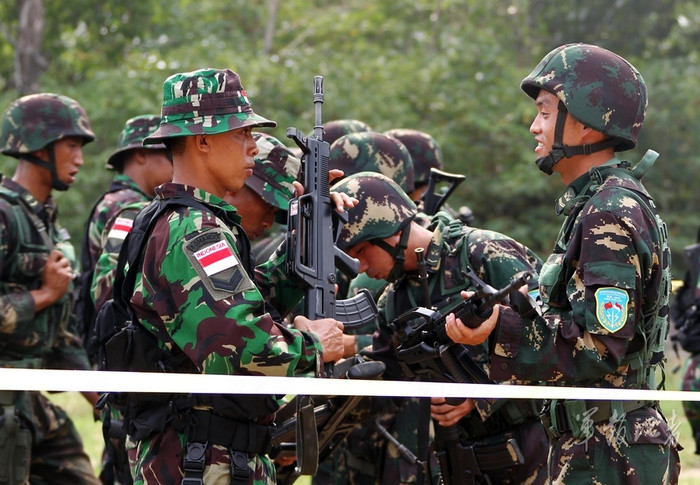 Hai bên đổi súng