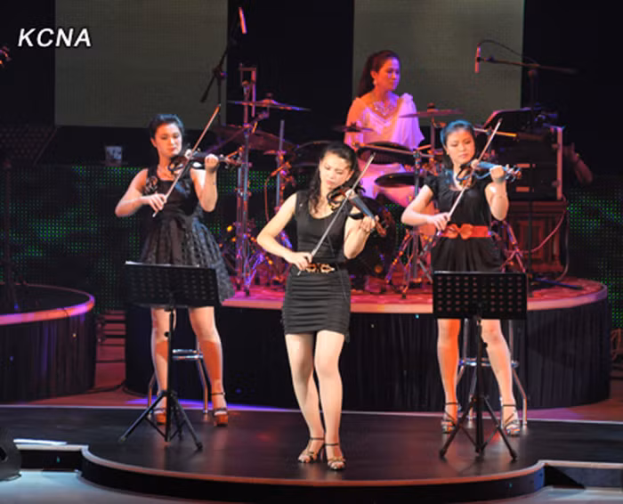 Trang phục biểu diễn nghệ thuật và sân khấu hiện đại