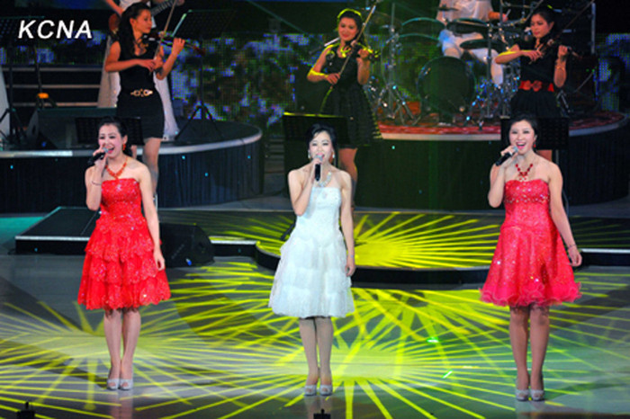 Biểu diễn những ca khúc trữ tình Biểu diễn những ca khúc trữ tình