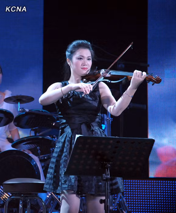 Nữ nghệ sĩ chơi vĩ cầm