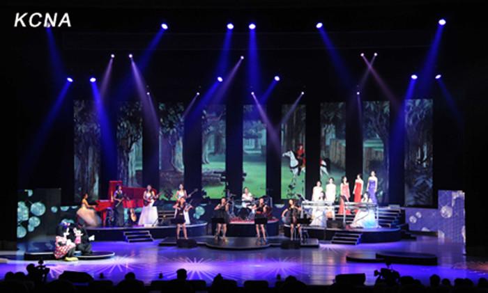 Sân khấu khá hoành tráng Sân khấu khá hoành tráng