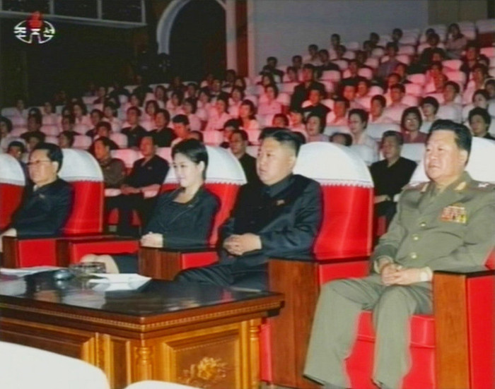 Nhà lãnh đạo Kim Jong-un xuất hiện trong buổi hòa nhạc cùng một phụ nữ trẻ đẹp và các quan chức cấp cao Bắc Triều Tiên Nhà lãnh đạo Kim Jong-un xuất hiện trong buổi hòa nhạc cùng một phụ nữ trẻ đẹp và các quan chức cấp cao Bắc Triều Tiên