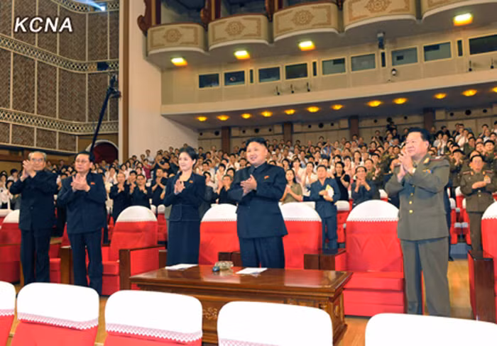 Hoan hô cổ vũ các tiết mục