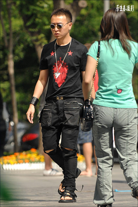 Nhiều thanh niên Trung Quốc thích mặc các loại quần "hầm hố" Nhiều thanh niên Trung Quốc thích mặc các loại quần "hầm hố"