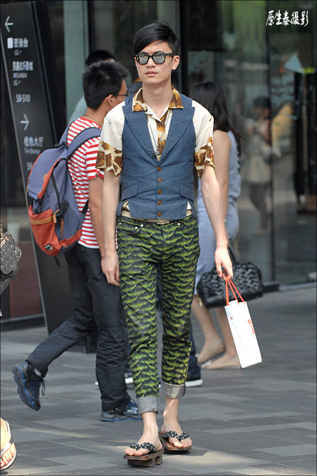 Quá "nổi" với chiếc quần và đôi guốc mộc Quá "nổi" với chiếc quần và đôi guốc mộc