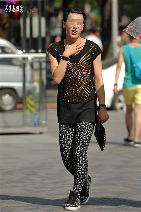 Một kiểu trang phục nam không ra nam, nữ không rõ nữ Một kiểu trang phục nam không ra nam, nữ không rõ nữ