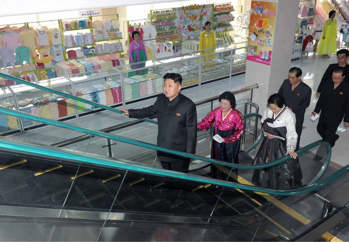 Cửa hàng bách hóa dành cho thanh thiếu niên, nhi đồng Bình Nhưỡng khá hiện đại Cửa hàng bách hóa dành cho thanh thiếu niên, nhi đồng Bình Nhưỡng khá hiện đại