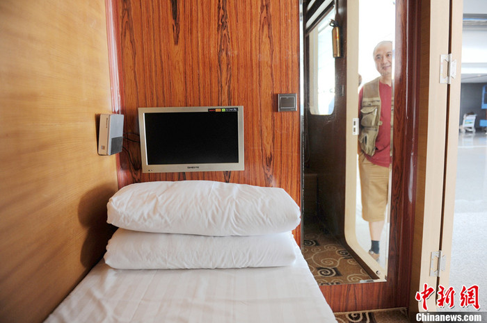 Với diện tích khoảng 3 mét vuông, bên trong hộp ngủ trang bị đầy đủ ti vi, chăn đệm, wifi Với diện tích khoảng 3 mét vuông, bên trong hộp ngủ trang bị đầy đủ ti vi, chăn đệm, wifi