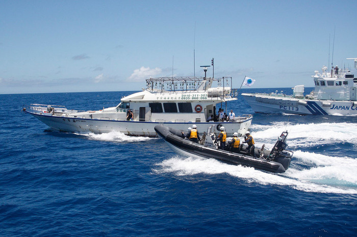 Biển Hoa Đông gần khu vực đảo Senkaku/Điếu Ngư đang nóng lên liên tục sau những chuyến thị sát khẳng định chủ quyền. Ảnh: tàu Cảnh sát biển Nhật Bản rượt đuổi tàu Đài Loan có ý đồ tiếp cận Senkaku