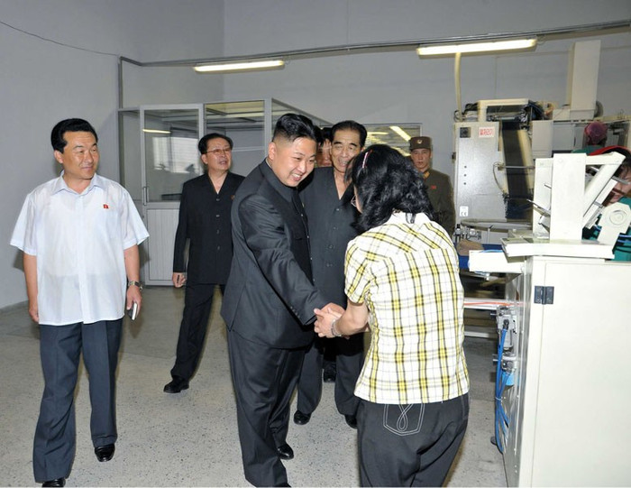 Bắt tay thăm hỏi cán bộ nhân viên Bắt tay thăm hỏi cán bộ nhân viên