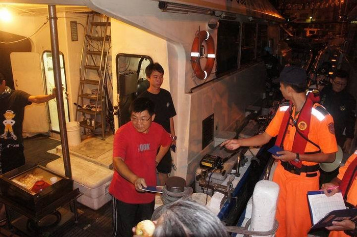 Tàu cá Đài Loan được sự bảo trợ của tàu công vụ Đài Loan khi ra đảo Senkaku