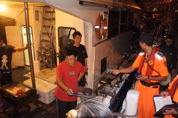 Tàu cá Đài Loan được sự bảo trợ của tàu công vụ Đài Loan khi ra đảo Senkaku