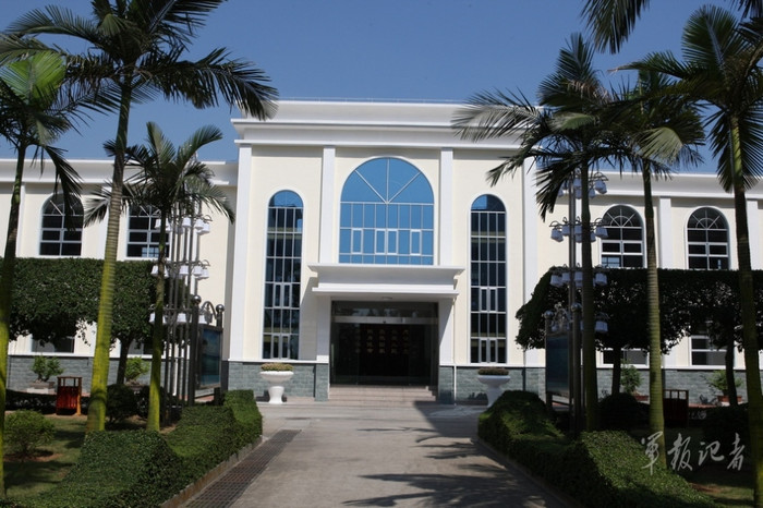 Trụ sở kiên cố phía Trung Quốc xây dựng trái phép tại một số đảo ở Trường Sa