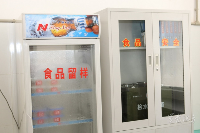 Tủ lưu mẫu kiểm nghiệm thức ăn cho quân Trung Quốc