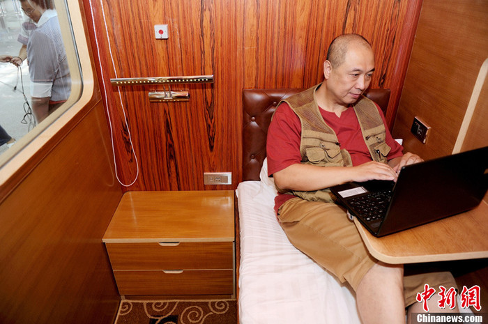 Một hành khách thuê hộp ngủ Một hành khách thuê hộp ngủ