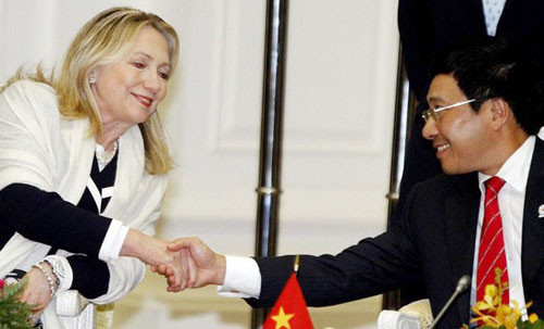 Ngoại trưởng Mỹ Hillary Clinton và Bộ trưởng Ngoại giao Phạm Bình Minh. Mỹ ủng hộ quan điểm và những nỗ lực của Việt Nam đối với việc giải quyết tranh chấp trên biển Đông Ngoại trưởng Mỹ Hillary Clinton và Bộ trưởng Ngoại giao Phạm Bình Minh. Mỹ ủng hộ quan điểm và những nỗ lực của Việt Nam đối với việc giải quyết tranh chấp trên biển Đông