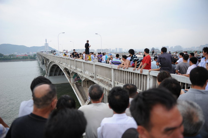 Người đàn ông đã chán sống muốn nhảy cầu trước sự chứng kiến của hàng trăm người dân Người đàn ông đã chán sống muốn nhảy cầu trước sự chứng kiến của hàng trăm người dân