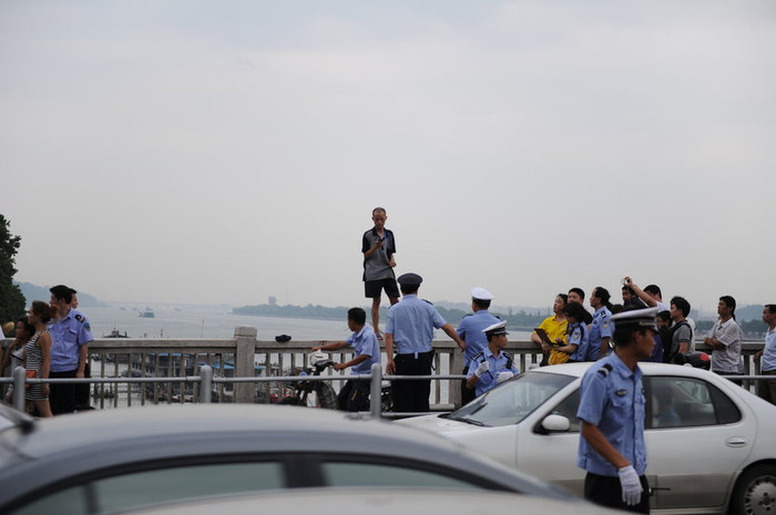 Cảnh sát địa phương, phóng viên có mặt tại hiện trường trong 4 tiếng đồng hồ Cảnh sát địa phương, phóng viên có mặt tại hiện trường trong 4 tiếng đồng hồ