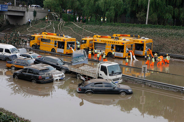 Lực lượng cứu hộ phải huy động tối đa các máy bơm nhằm thoát nước, thông tuyến giao thông