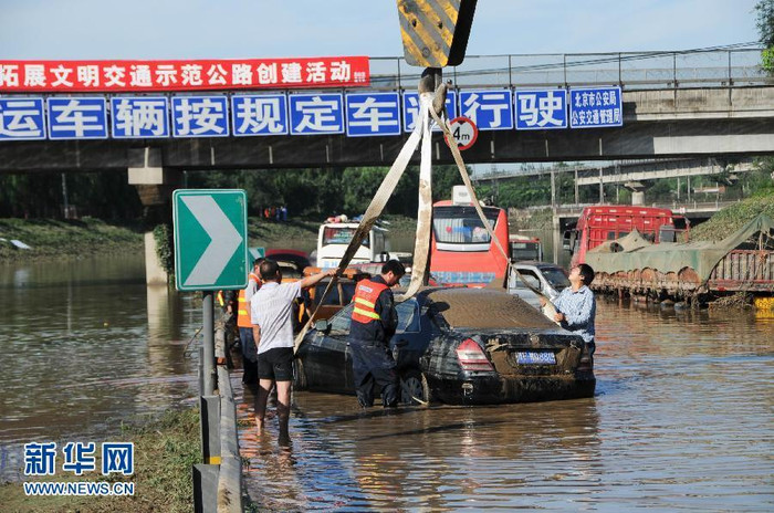 Trục vớt ô tô giữa đường quốc lộ