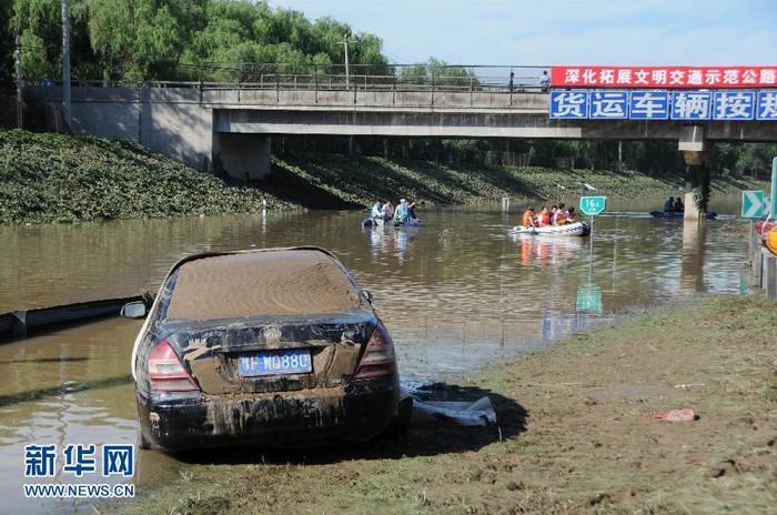 Bơi xuồng giữa lòng đường bộ