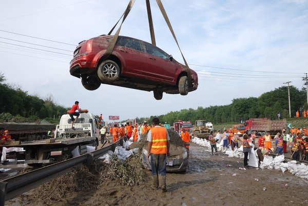 "Trục vớt" ô tô giữa đường quốc lộ