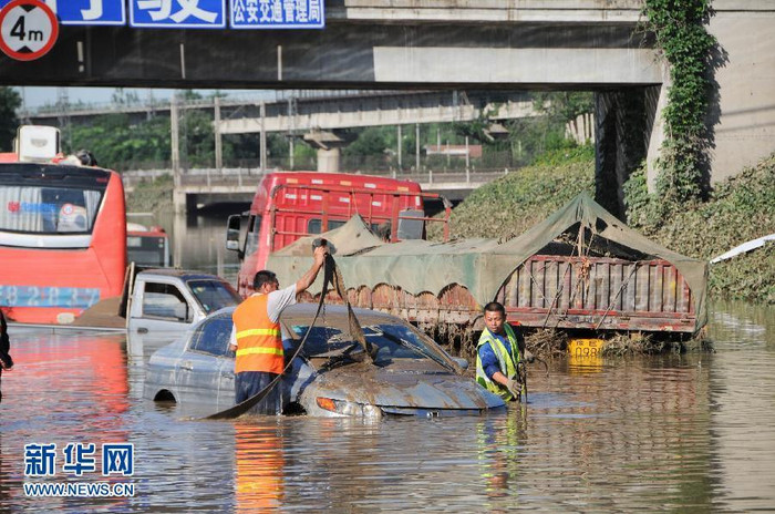 Trục vớt ô tô giữa đường quốc lộ