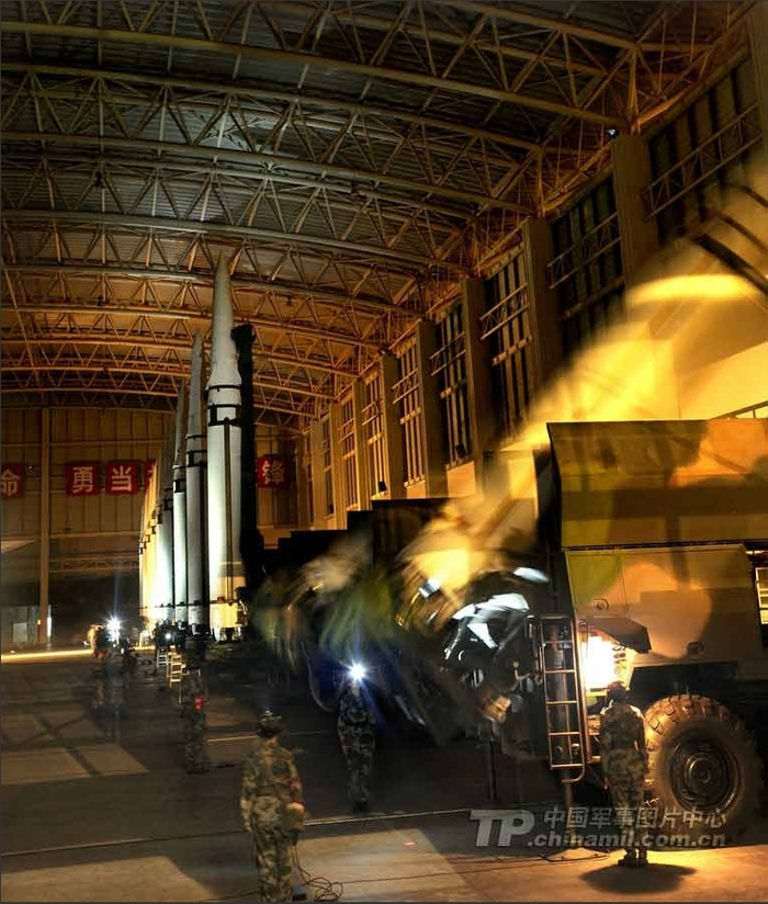 Đại đội nữ phóng tên lửa chuẩn bị bước vào huấn luyện