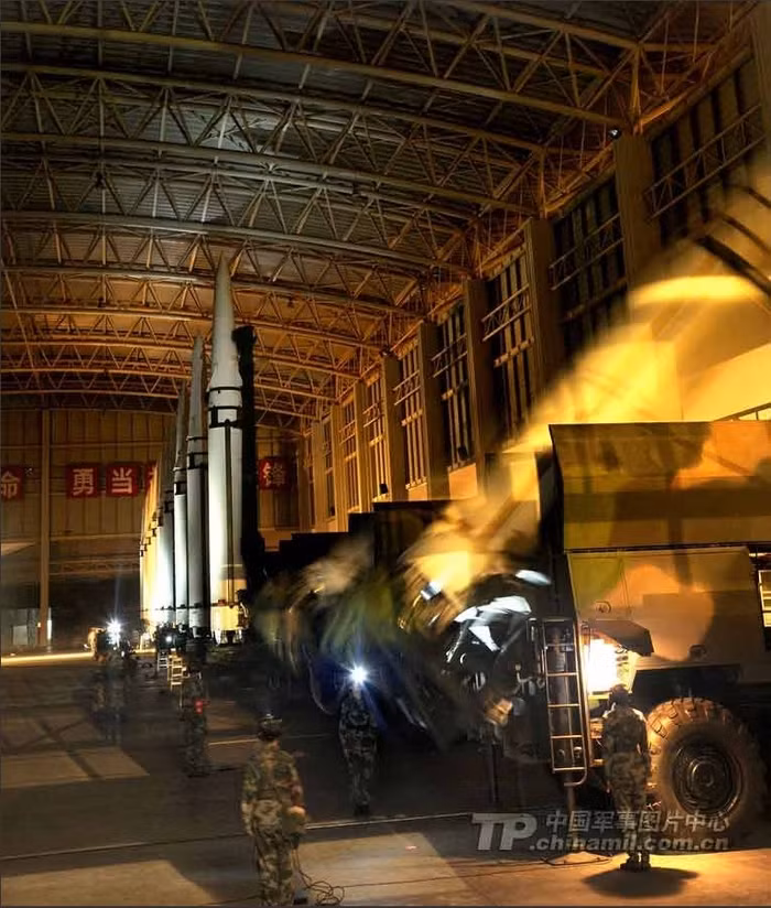 Đại đội nữ phóng tên lửa chuẩn bị bước vào huấn luyện