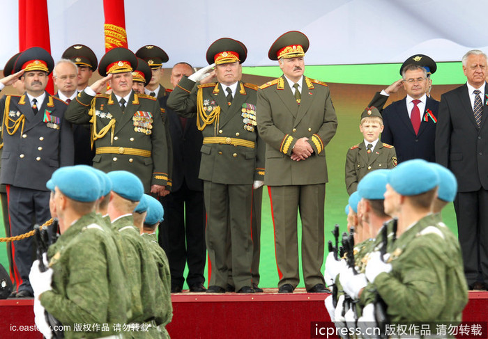 Cùng cha và các tướng lĩnh duyệt đội danh dự quân đội Cùng cha và các tướng lĩnh duyệt đội danh dự quân đội