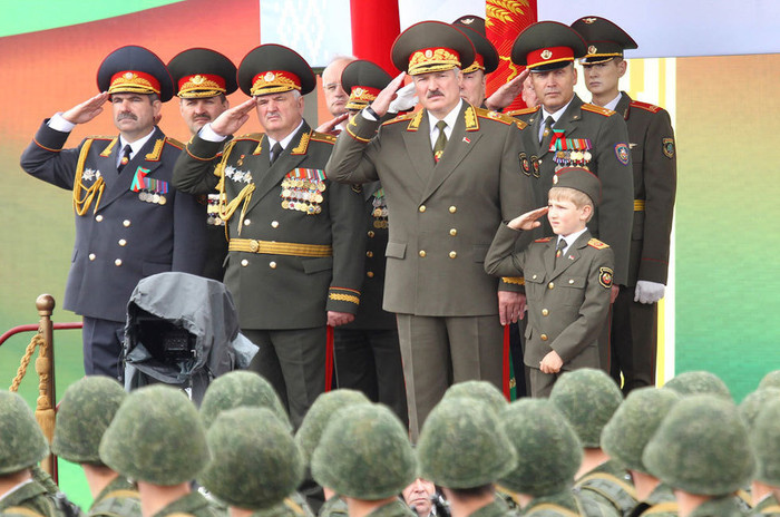 Nikolayevich cùng cha tham dự các nghi lễ cấp nhà nước trong trang phục nhà binh Nikolayevich cùng cha tham dự các nghi lễ cấp nhà nước trong trang phục nhà binh