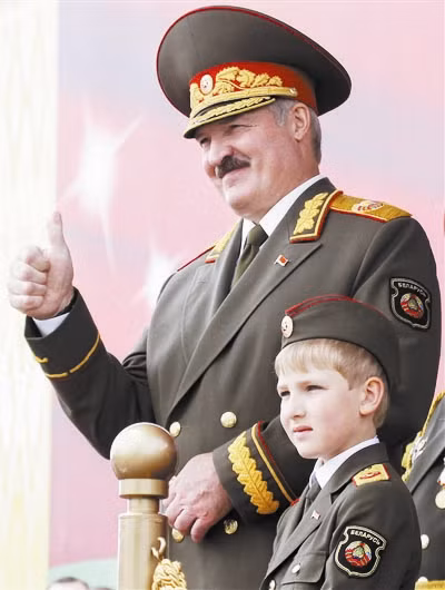 Ông Alexander Lukashenko là vị Tổng thống không nhiệm kỳ ở Belarus hiện nay, cậu con trai Nikolayevich 8 tuổi được dự đoán sẽ "kế vị" ông sau 25 năm nữa